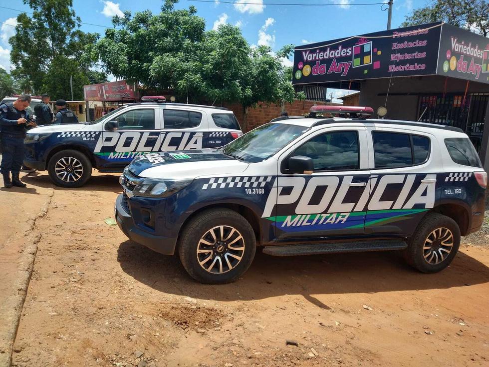 Equipes da Polícia Militar em frente ao local onde o crime aconteceu.