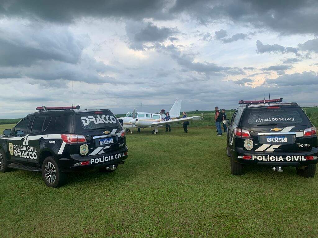 Viaturas da delegacia de Fátima do Sul e do Dracco na pista onde avião foi apreendido.