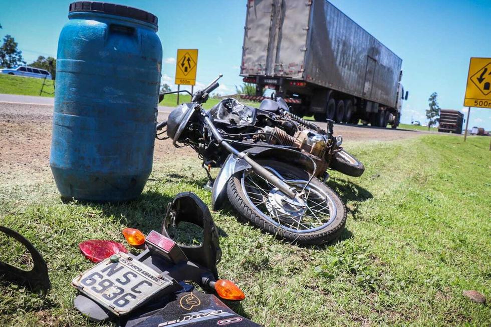 Moto envolvida no acidente ficou com a parte da frente danificada