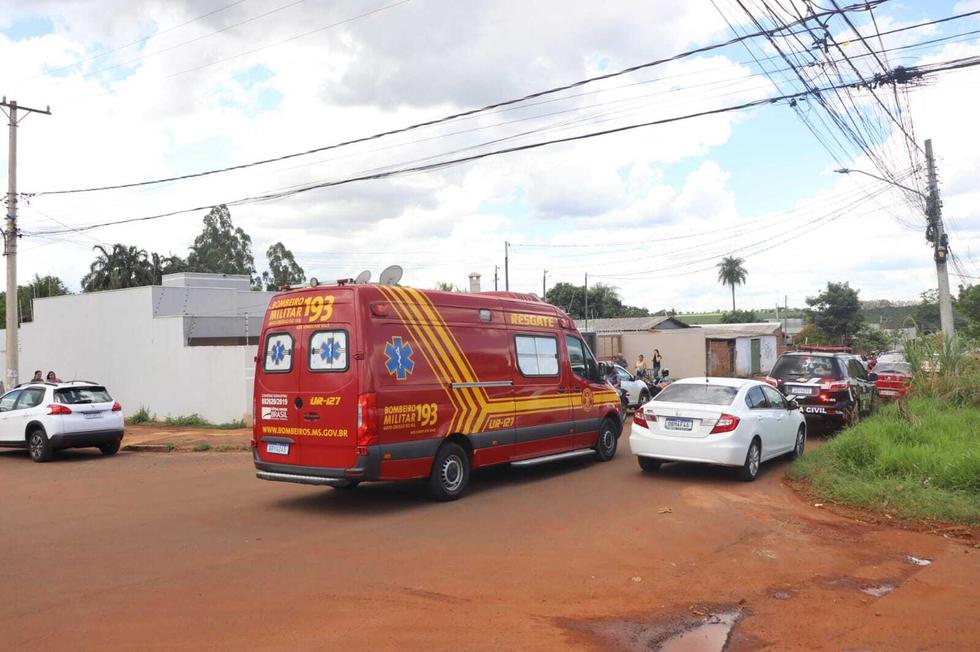 Unidade de resgate do Corpo de Bombeiros e viatura da Polícia Civil no local onde mulher foi encontrada.