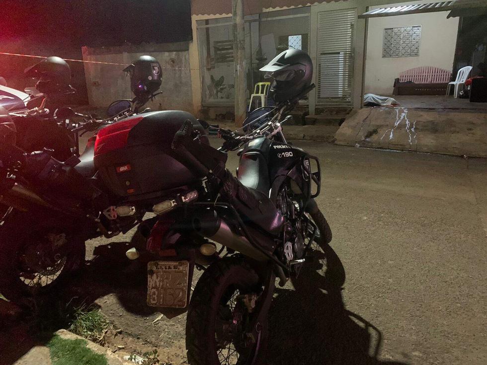Homem foi morto a tiros na rua onde morava.