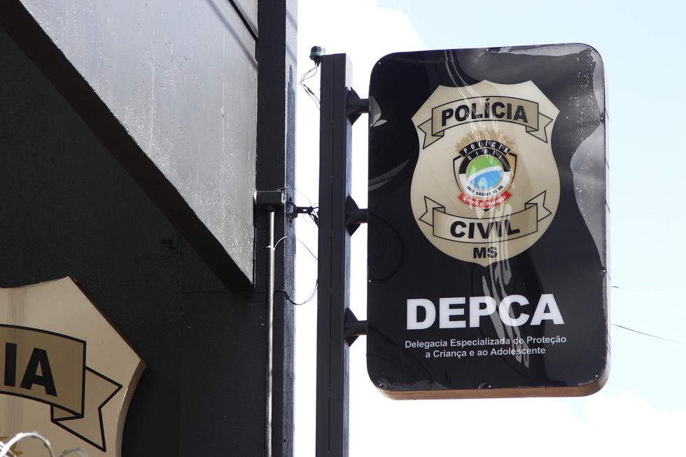 Placa em frente à delegacia onde o caso está sendo investigado.