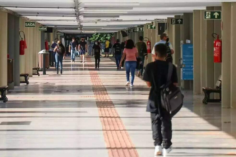 Estudantes no corredor da UFMS, em Campo Grande.
