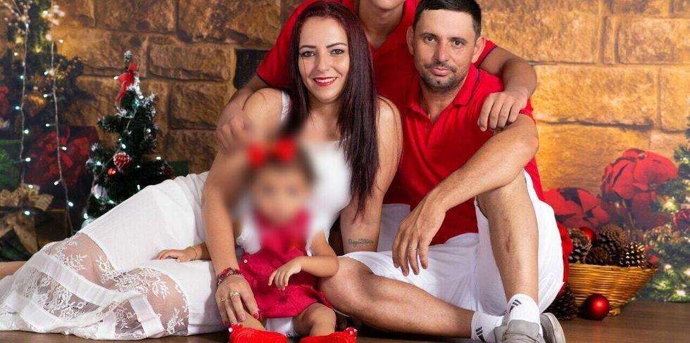 Foto do casal, Fabiana e Sidnei, junto com a filha Thais, em 2018.