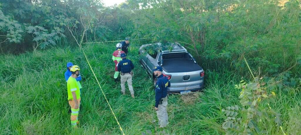 Veículo atravessou a pista e caiu em barranco às margens da BR-163.