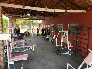 Parte da academia clandestina funcionava na varanda do Centro Comunitário.