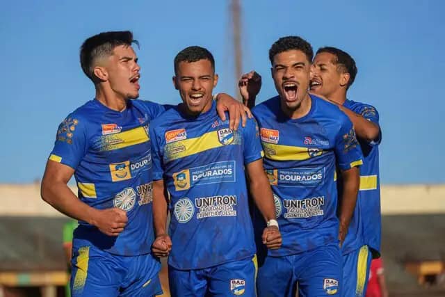 Jogadores do Dourados comemoram gol sobre o Comercial.