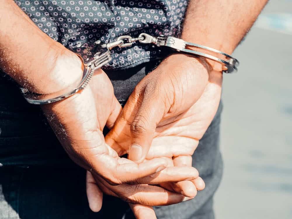 Homem relata ataque a tiros e PM conduz dois suspeitos para a delegacia em São Gabriel