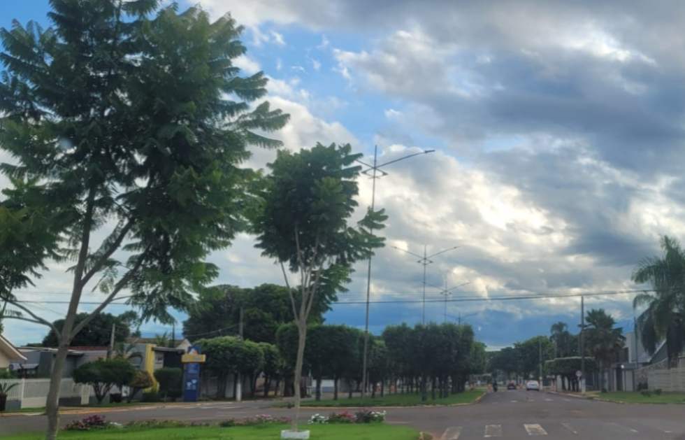 São Gabriel do Oeste com céu nublado na manhã desta segunda.