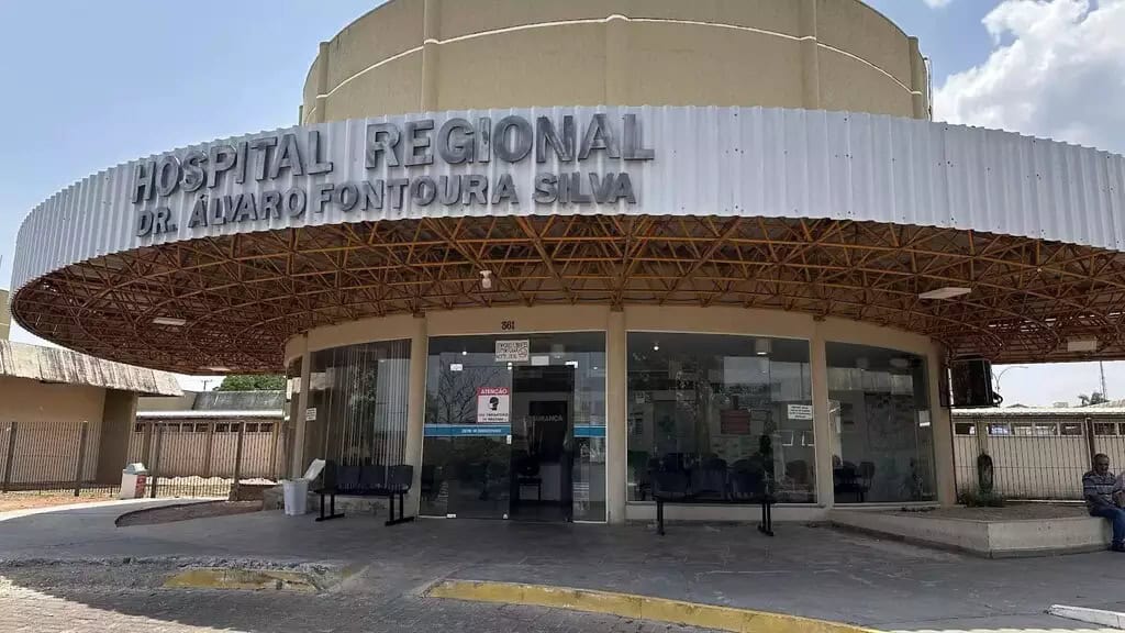 A criança apresentou febre e sonolência, passou por lavagem gástrica no Hospital Regional e permaneceu sob cuidados médicos.
