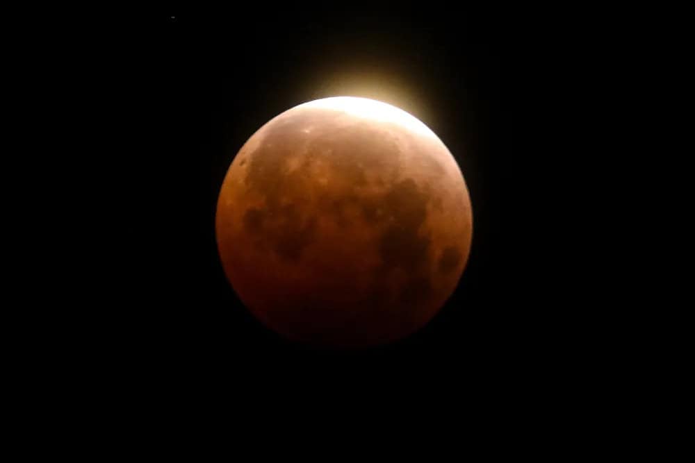 Eclipse lunar total sobre a praia de Santa Monica, na Califórnia, em foto de 2021.