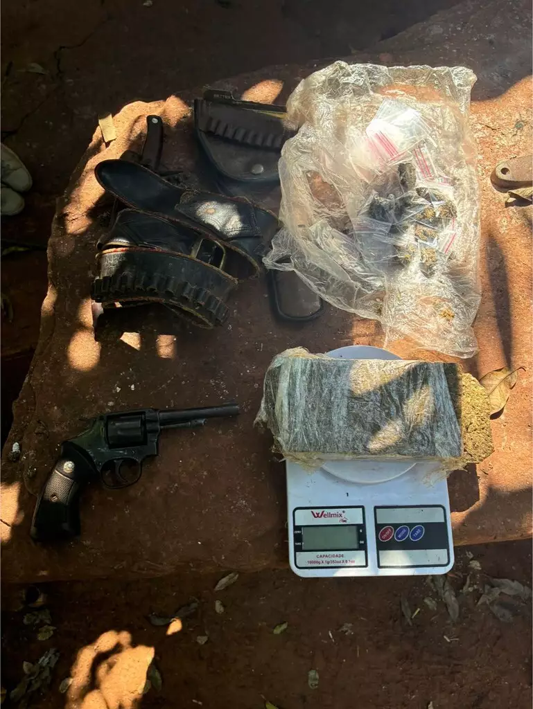 Armas e drrogas encontradas com Emanuel.
