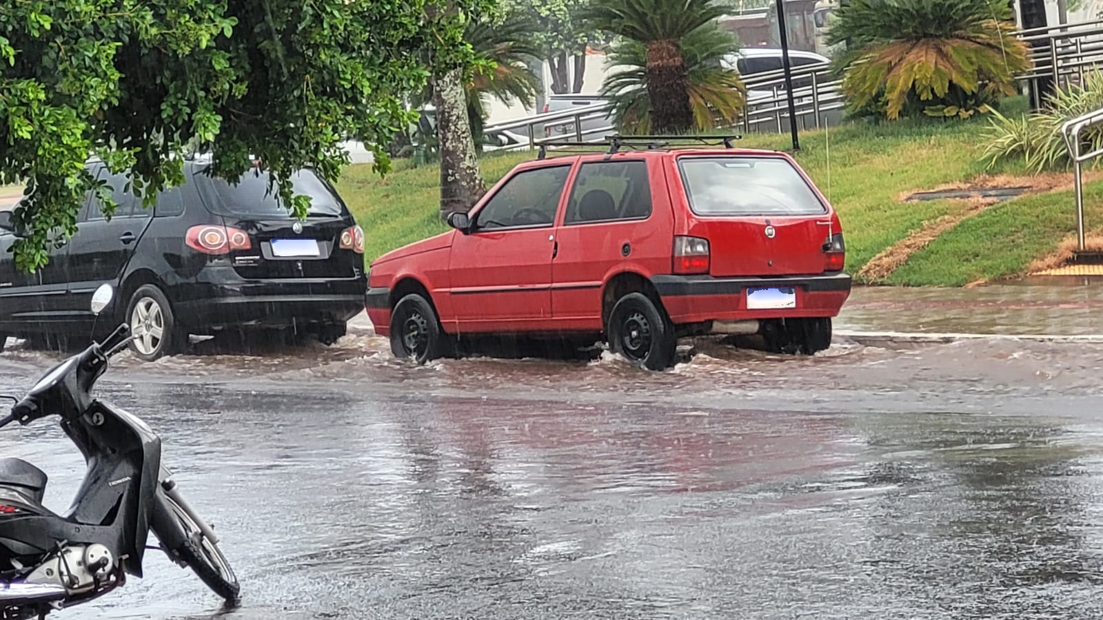 Chuva causou alagamentos temporários em diversos trechos urbanos.