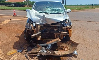 Colisão entre carro e carreta deixa dois feridos na BR-163, próximo a São Gabriel do Oeste