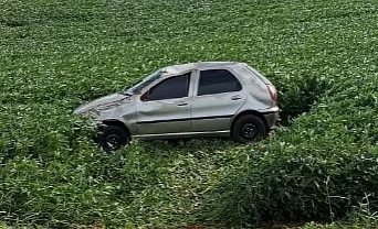 Carro é encontrado em lavoura de soja após sair da pista e capotar na MS-430, em São Gabriel do Oeste