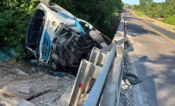 Caminhão-guincho cai de ponte e motorista fica ferido na BR-163 em Coxim