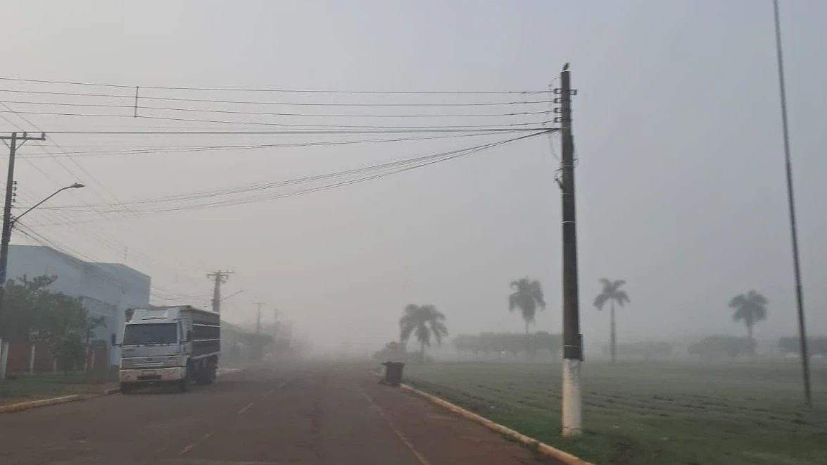 Manh&atilde; de ter&ccedil;a-feira com nevoeiro em S&atilde;o Gabriel do Oeste.