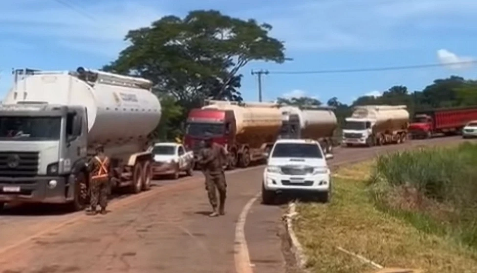O tráfego no local ocorre em sistema de “pare e siga”.