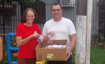 Grupo nordestino entrega chocolates para alunos da APAE em São Gabriel do Oeste