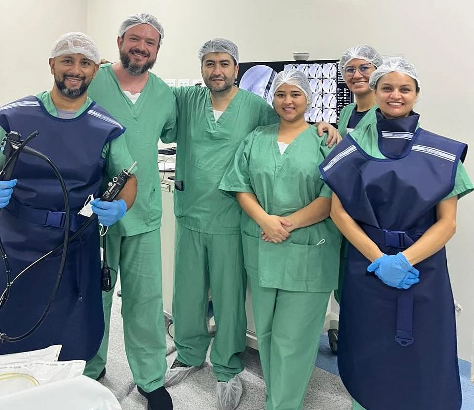 O procedimento foi realizado por equipe especializada em endoscopia e radiologia do hospital.