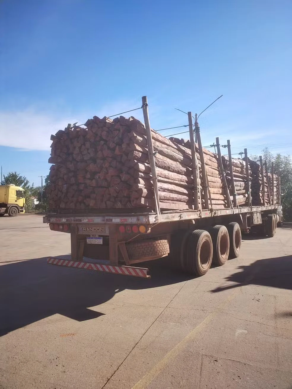 Material estava em caminhões apreendidos pelos agentes.