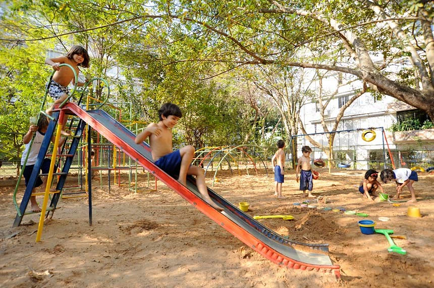 Brincar, correr e se movimentar fazem parte de uma infância saudável e ajudam na prevenção da obesidade infantil.