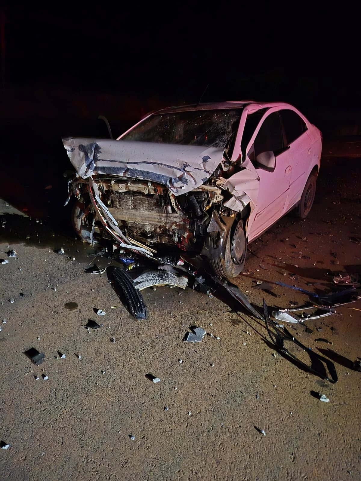 Violência da colisão destruiu frente do veículo.