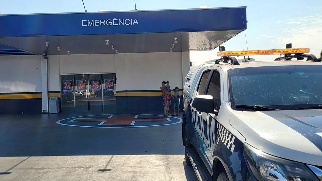 Adolescente em motocicleta fica ferido após colisão durante ultrapassagem próximo a escola em São Gabriel do Oeste