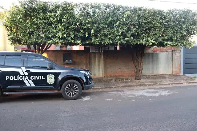 Viatura da Polícia Civil em frente ao local do assassinato.