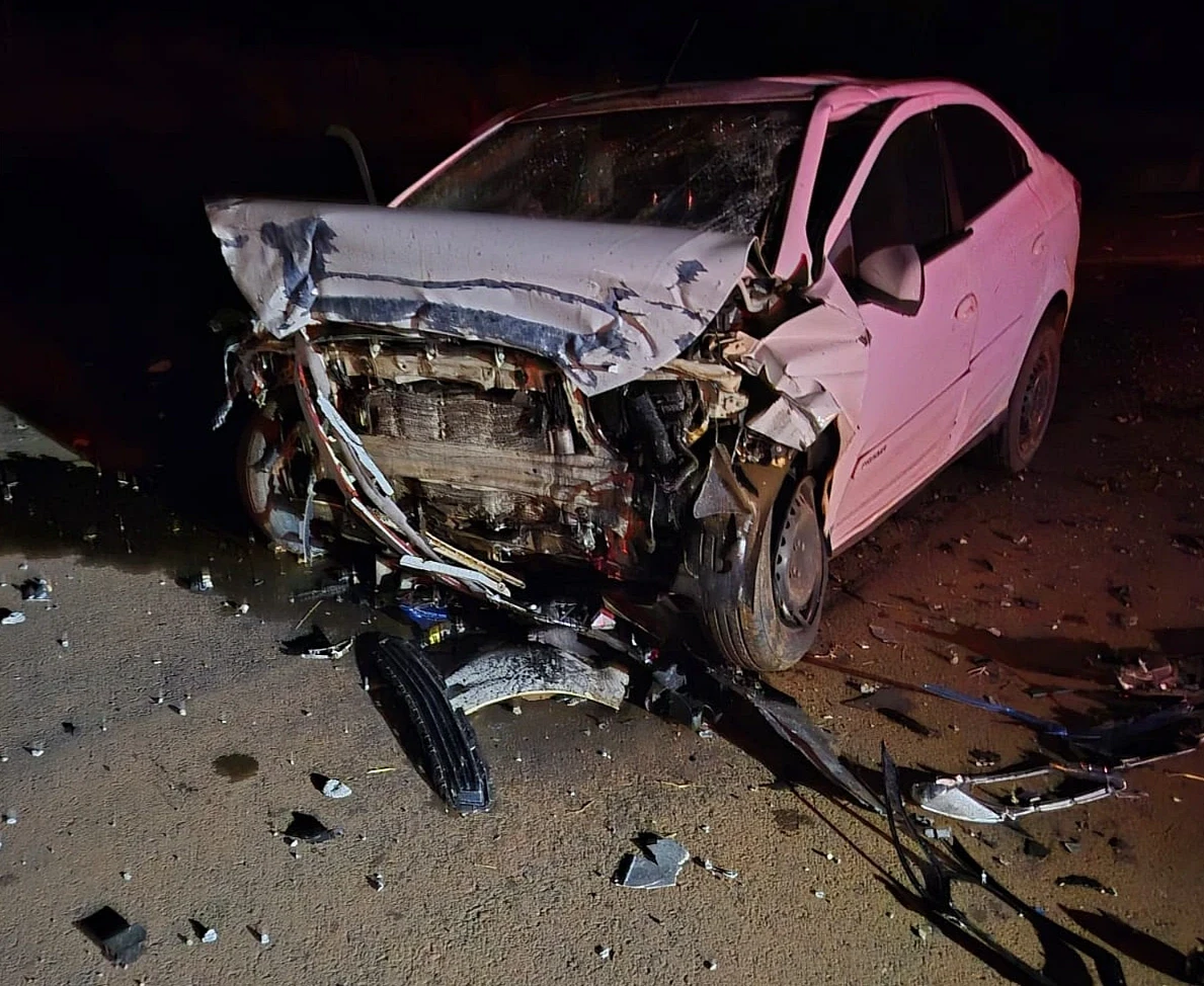 Violência da colisão destruiu frente do veículo.