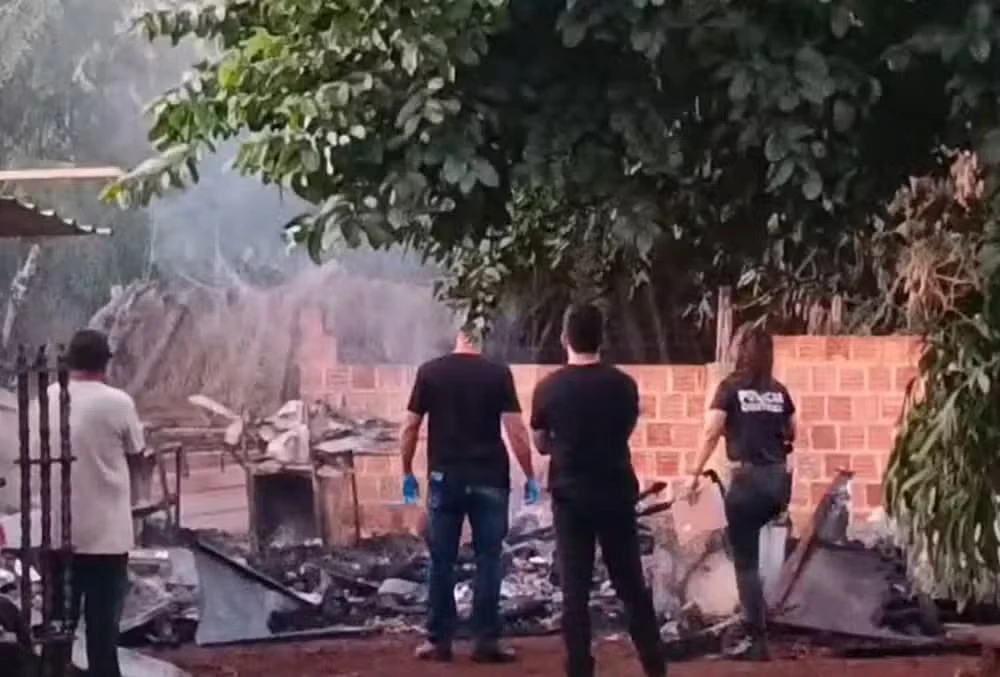 Homem morre carbonizado após incêndio destruir barraco nos fundos de residência em Dourados