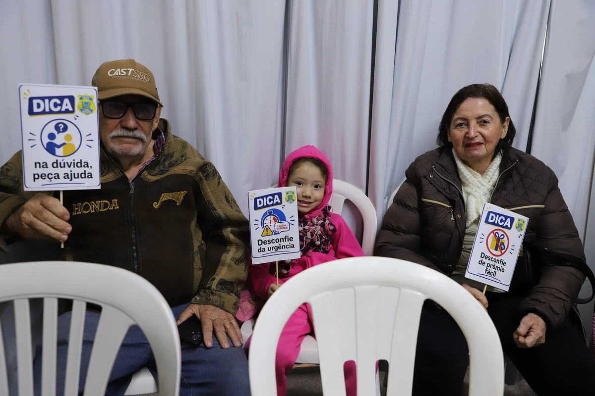 Nilson João Neves, de 73 anos, a esposa, Jane da Silva São Romão, de 76, e a bisneta participaram da dinâmica com orientações para prevenção de golpes digitais.
