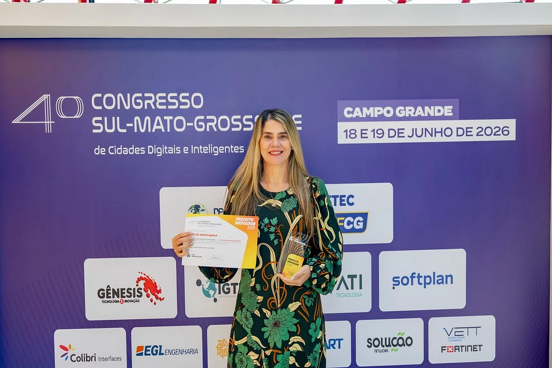 A secretária municipal de Saúde, Kátia Lira Adono, recebeu a premiação representando o prefeito Leocir Montagna.