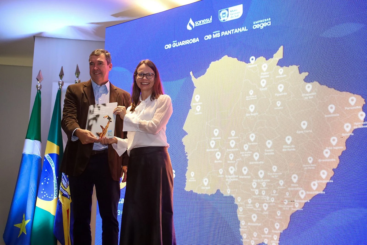 Governador recebe estudo das mãos da CEO do Instituto Trata Brasil, Luana Pretto.