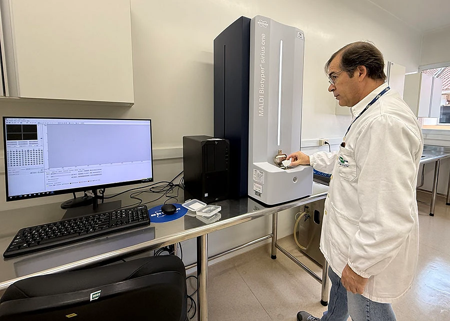 Pesquisador Newton Verbisck durante experimentos