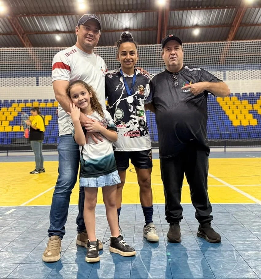 Coordenadores  Ivair Toreli e Fagner Alves com a atleta Camila Costa.