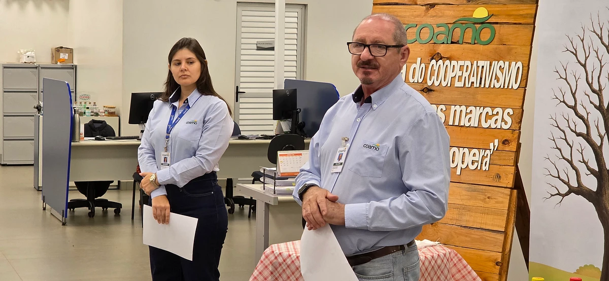 O gerente da Coamo em São Gabriel do Oeste, Walmir Flávio Ritter e a assistente de Controle Administrativo da unidade, Daiany da Rosa Lauck.