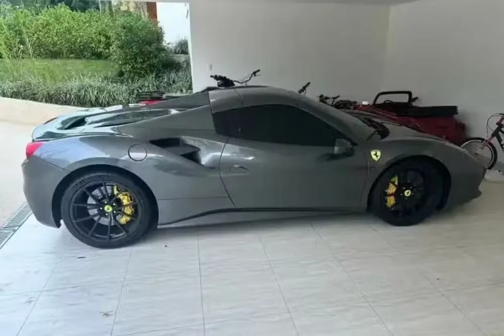 Entre os itens está uma Ferrari 488 Spider apreendida em São Paulo.