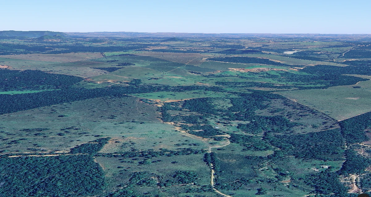 Vista aérea da região rural entre São Gabriel do Oeste e o distrito do Areado, onde forças de segurança realizam buscas após a suspeita de queda de uma aeronave.