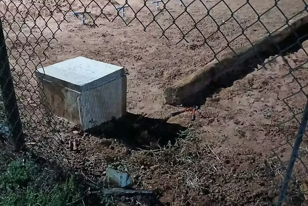 Grade cortada por onde passaram os presos durante a fuga.