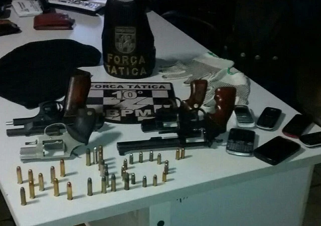 Armas e munições apreendidas com quadrilha.