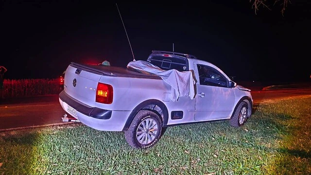 Corpo da vítima foi parar em carroceria de Saveiro.
