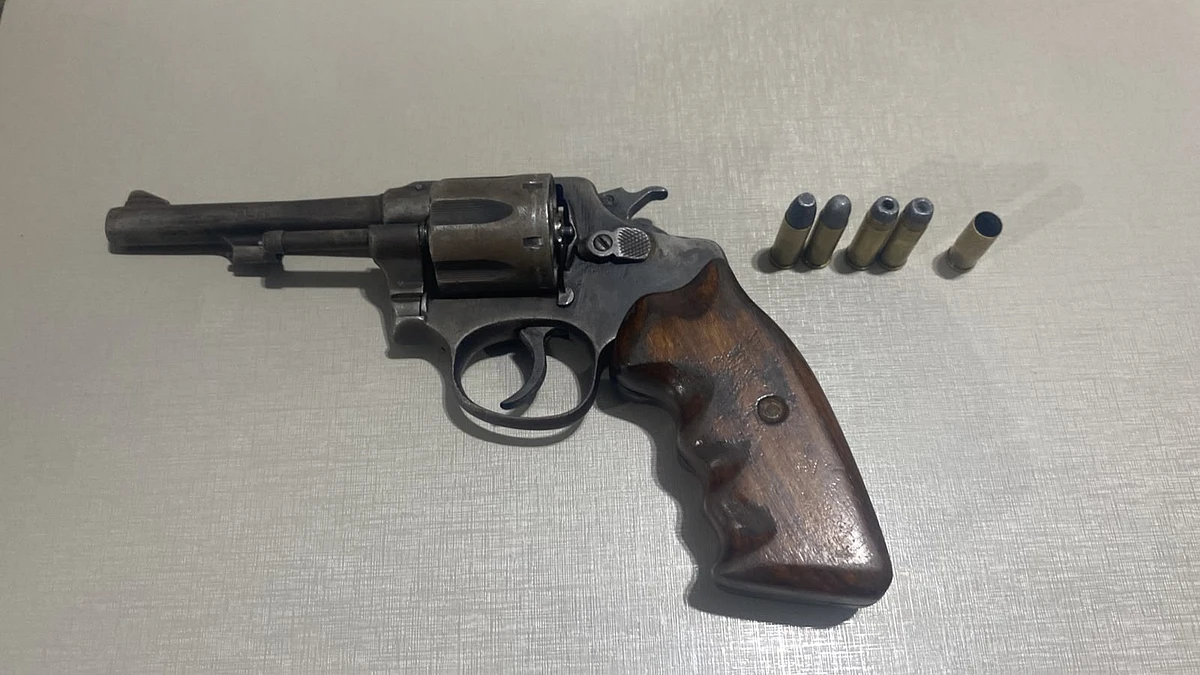 Revólver utilizado pelos criminosos.