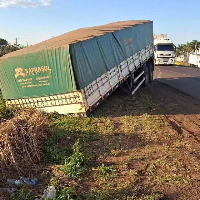 Cavalo mecânico da carreta se soltou e saiu da pista.