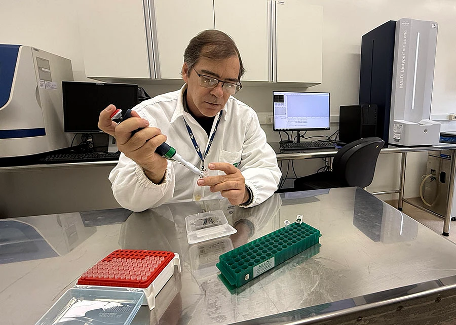 Pesquisador Newton Verbisck durante experimentos