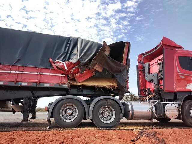Parte lateral de uma das carretas envolvida em batida, em Bandeirantes.