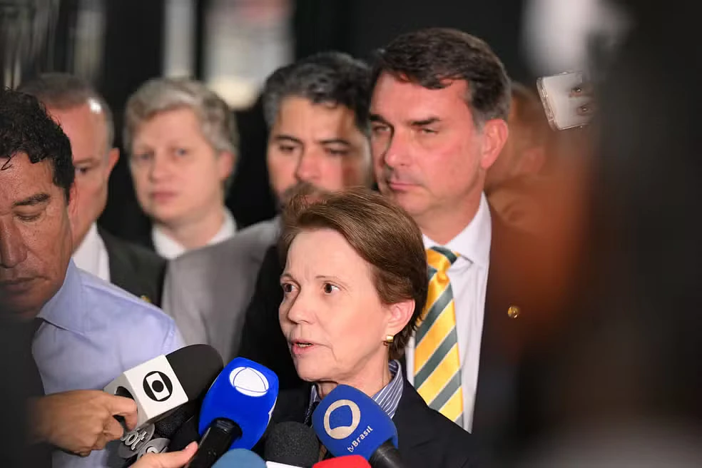 Senadores Tereza Cristina (PP) e Flávio Bolsonaro (PL), ao fundo, em agosto de 2025.