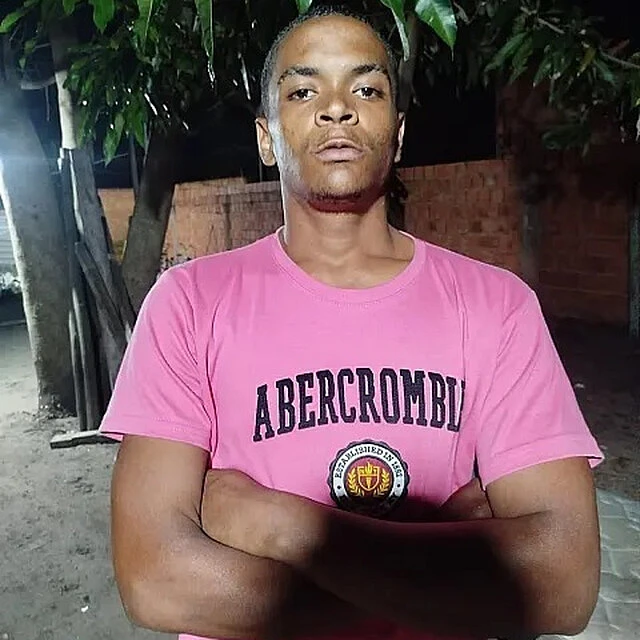 Lourival da Cruz Neto, conhecido como “Bola”, é suspeito do feminicídio de Joseane Oliveira Nunes, morta com golpes de foice na cabeça.
