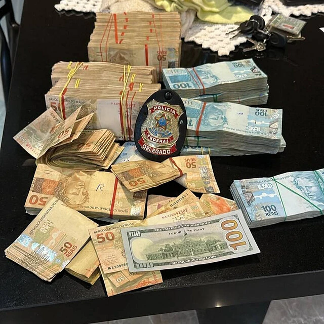 A operação, denominada Little Bag, também envolve o bloqueio e o sequestro de bens avaliados em mais de R$ 7 milhões.