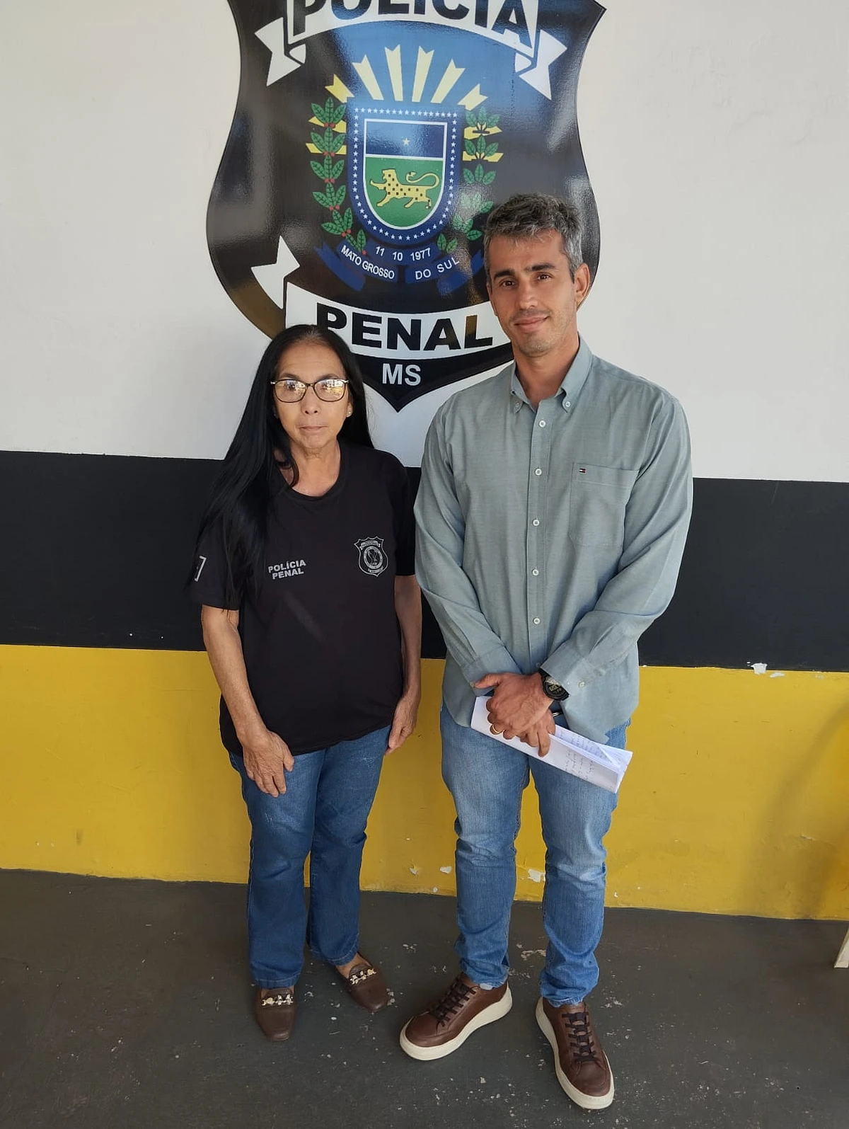 Defensor público Bruno Augusto de Resende Louzada e a diretora do presídio, Luzimar Neiva de Oliveira.